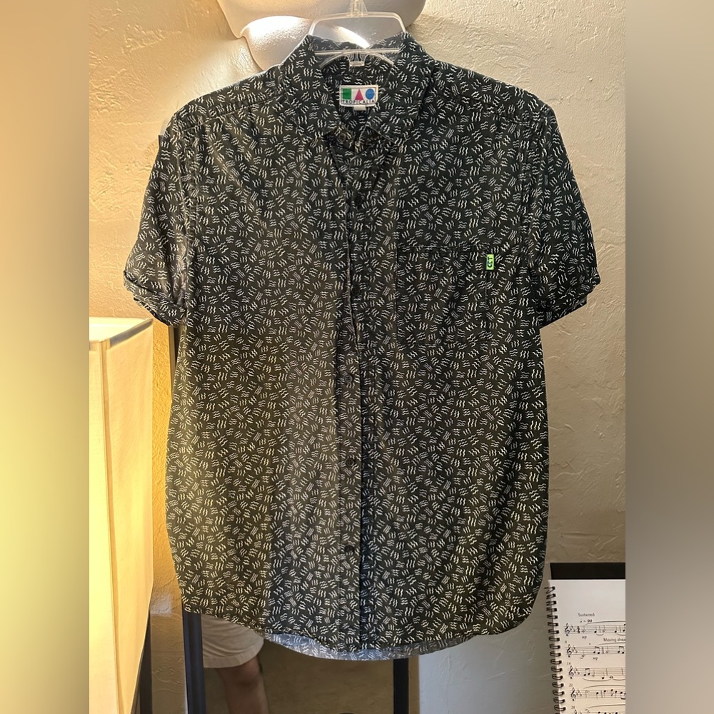 Men’s Tropicalia Short Sleeve Button Down Shirt.